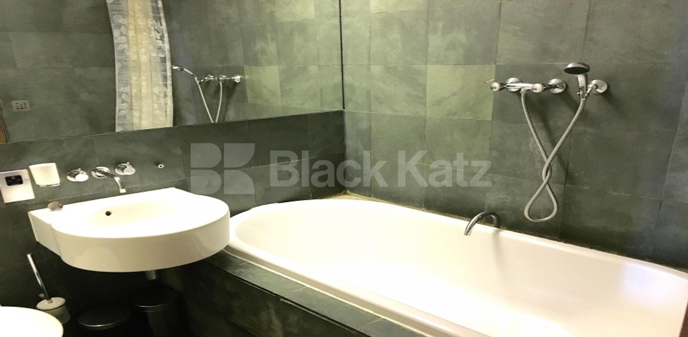 			LET , 2 Bedroom, 1 bath, 1 reception Apartment			 Bermondsey Wall West, Shad Thames